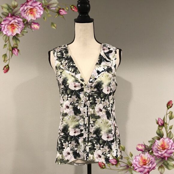 MAKE AN OFFER ;) Cute floral sleeveless blouse - Picture 1 of 9
